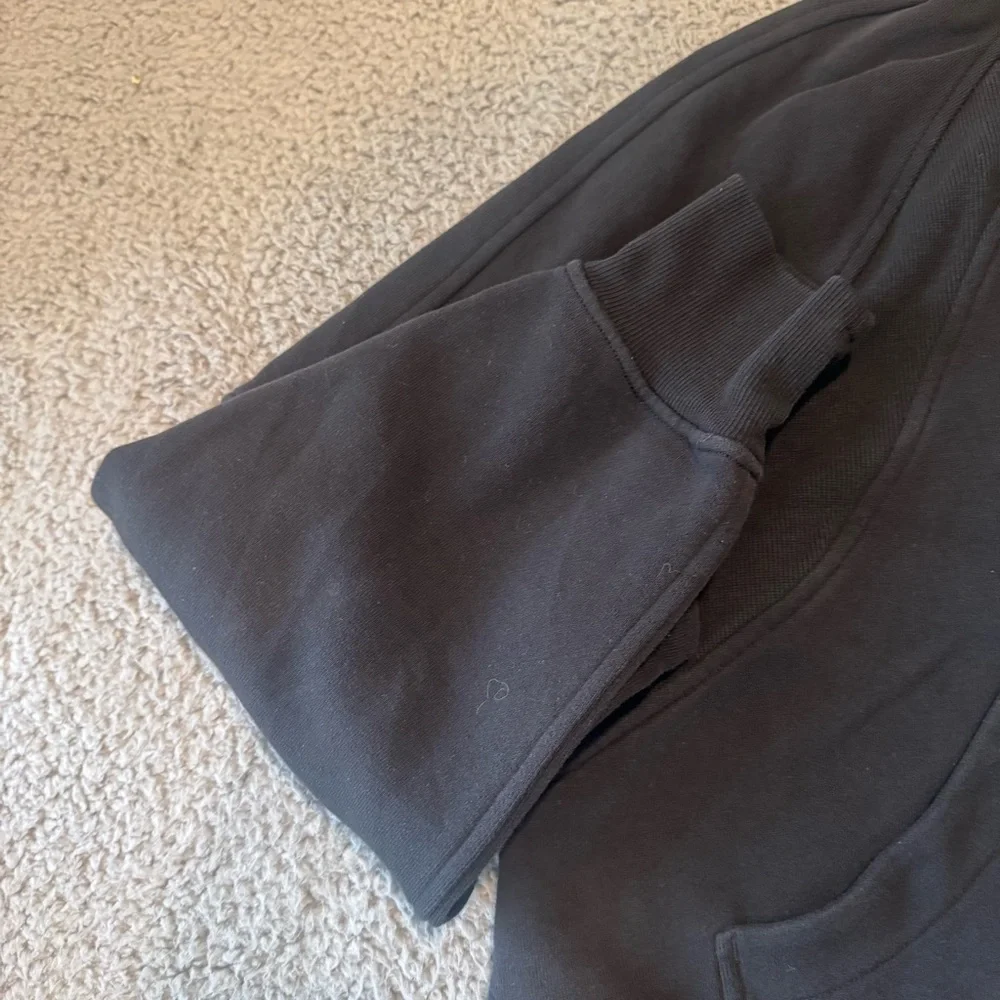 Lululemon Athletica Women's Scuba Oversized 1/2 Zip Cropped Hoodie in Black M/L